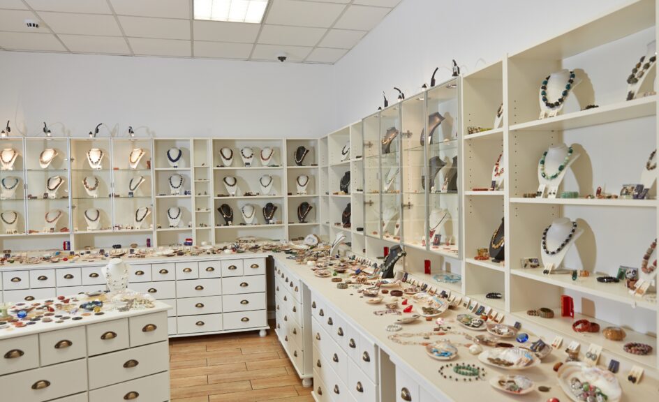 Explorez notre sélection d'accessoires et bijoux pour sublimer votre style