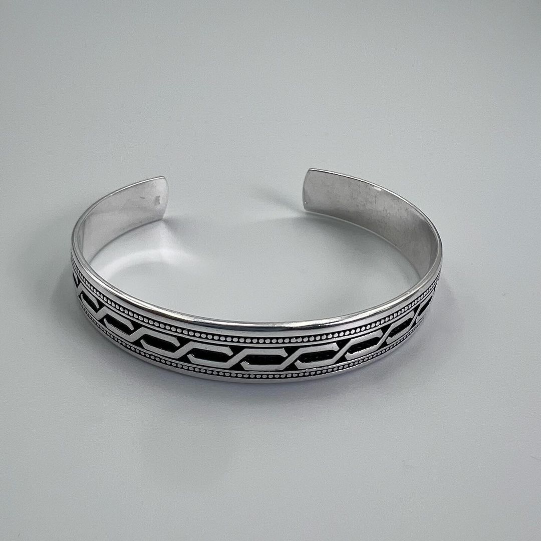 Explorez notre sélection d'accessoires et bijoux pour sublimer votre style