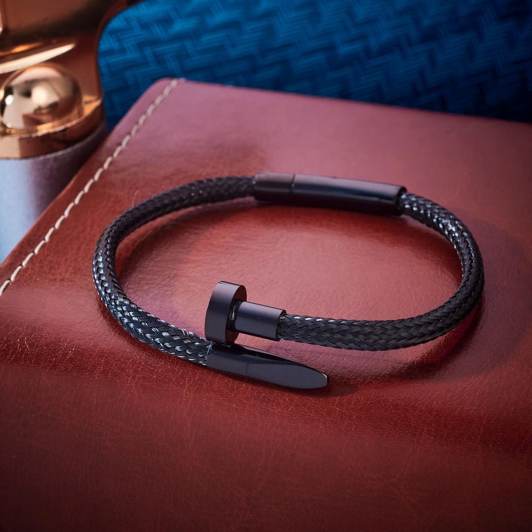 Explorez notre sélection d'accessoires et bijoux pour sublimer votre style